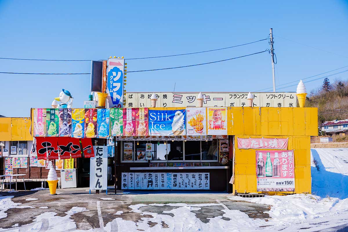宮城のスゴい店！】一度見たら忘れない！無数の看板が目を引くドライブ