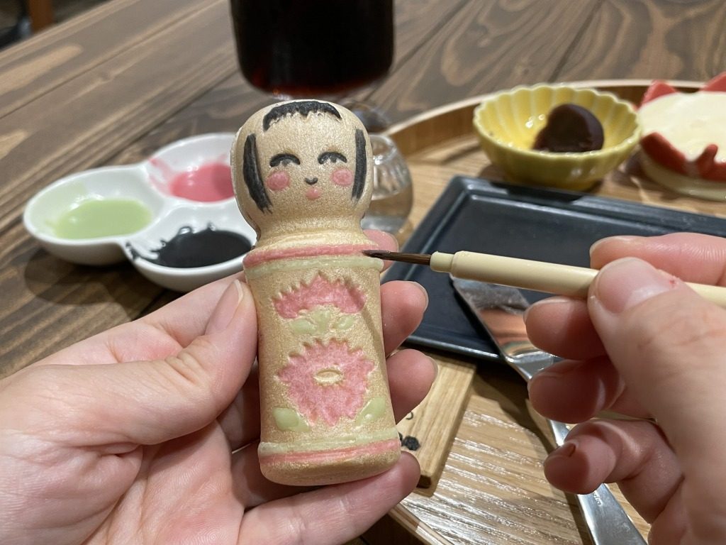 こけしの絵 絵付けできる「こけし最中」鳴子温泉に新名物が誕生！ | 日刊
