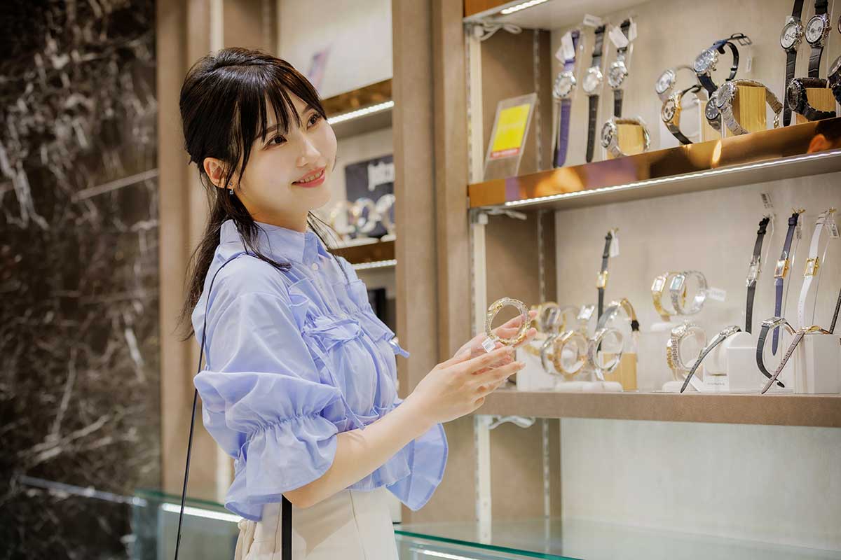 アクセサリーのように身につけたい 夏服に映える一本を見つけよう